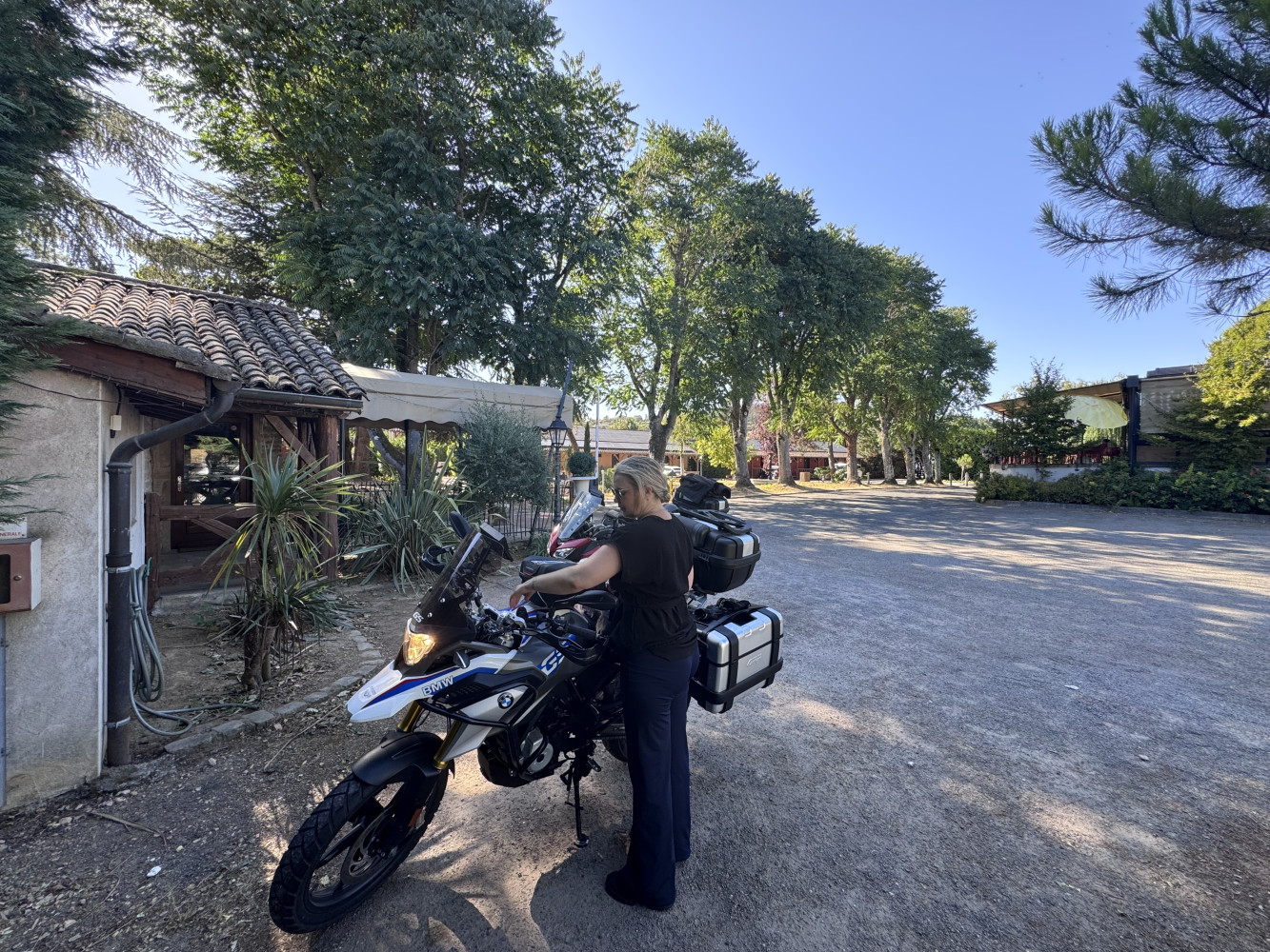 Photo de VILLAGE MOTEL**
